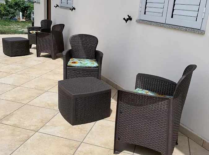 Graceland And Panzió Capo Vaticano